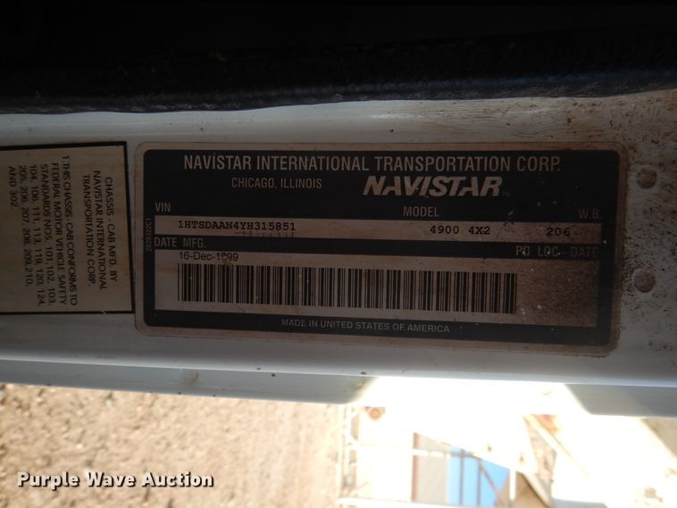 image for item HL9527 2000 International 4900  feed mixer truck