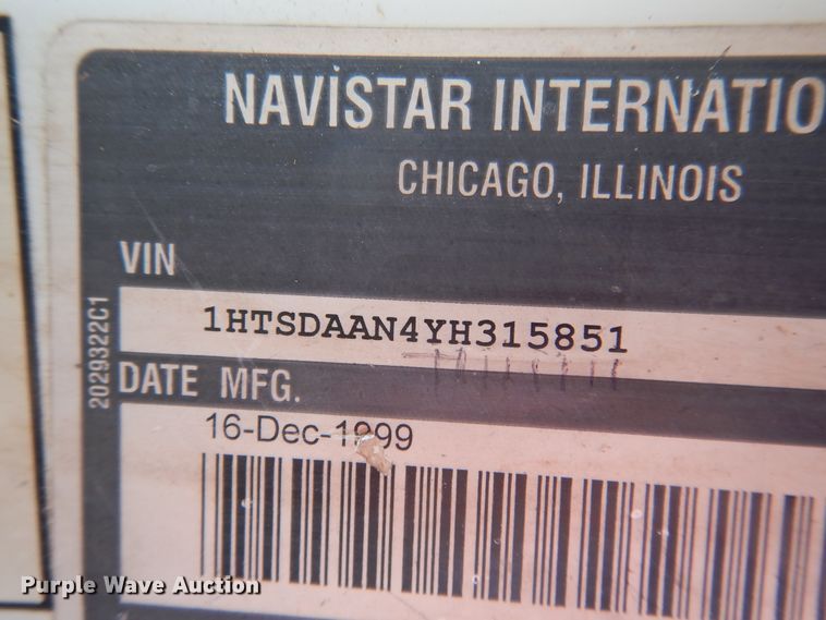 image for item HL9527 2000 International 4900  feed mixer truck