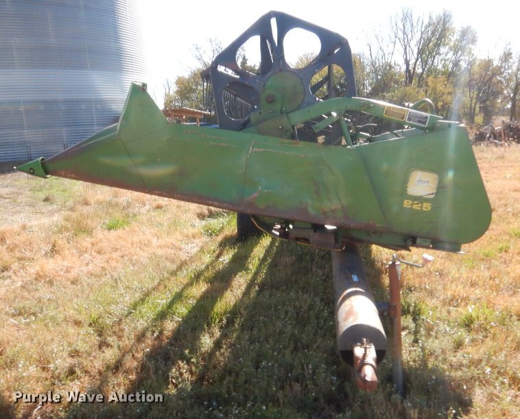 image for item HW9125 1993 John Deere 925 rigid head