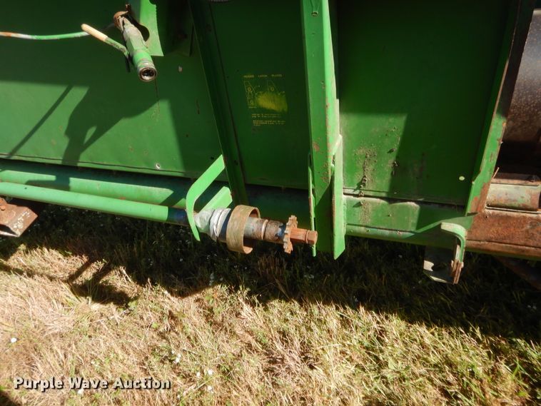 image for item HW9125 1993 John Deere 925 rigid head