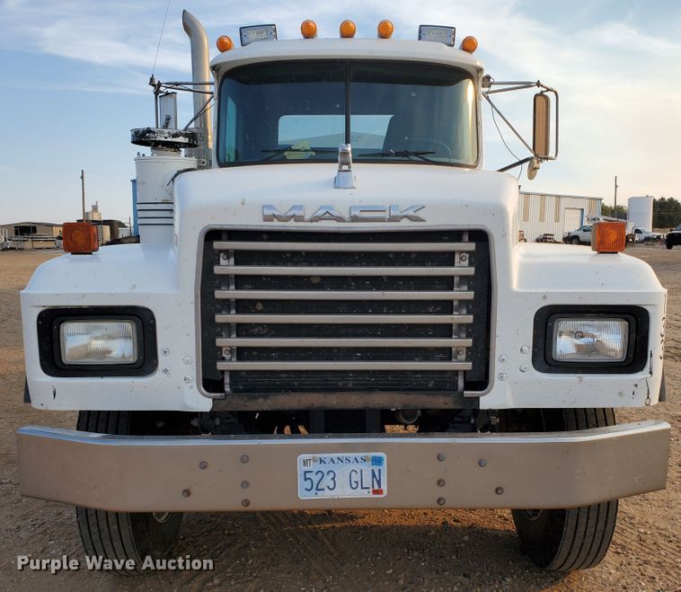 image for item DJ4750 1997 Mack RD688S  semi truck