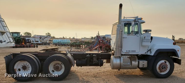 image for item DJ4750 1997 Mack RD688S  semi truck