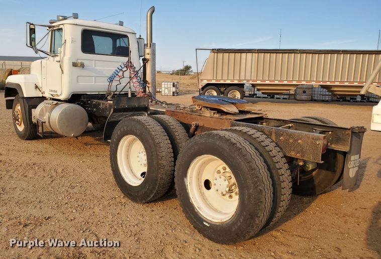 image for item DJ4750 1997 Mack RD688S  semi truck