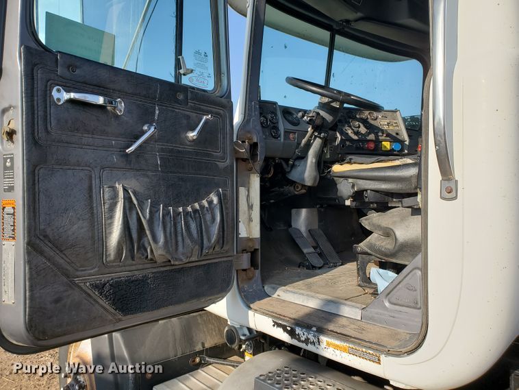 image for item DJ4750 1997 Mack RD688S  semi truck