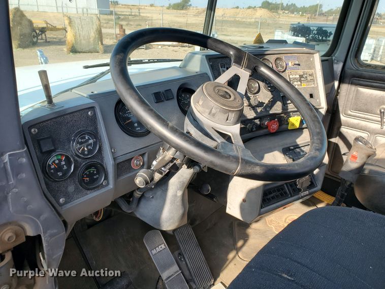 image for item DJ4750 1997 Mack RD688S  semi truck