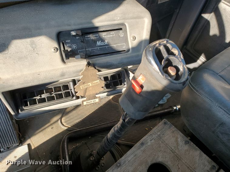 image for item DJ4750 1997 Mack RD688S  semi truck