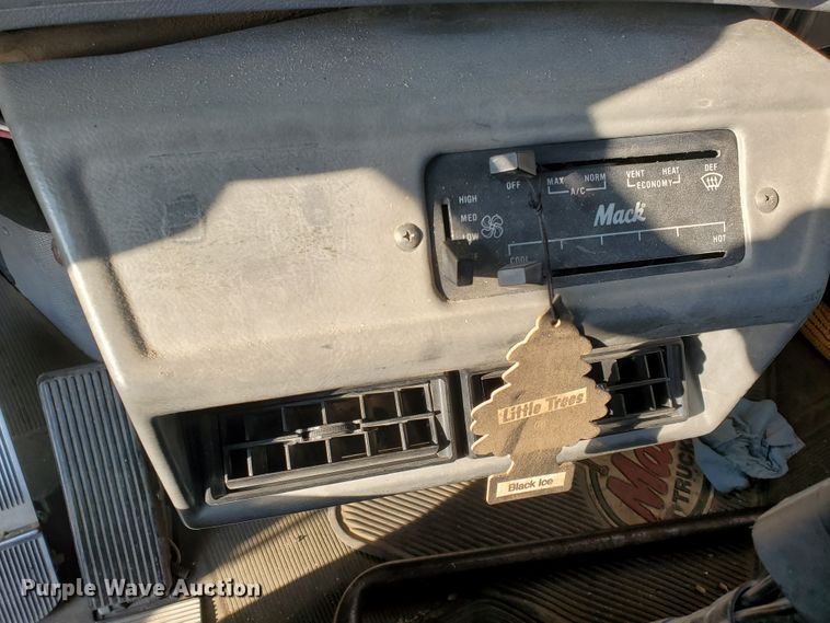 image for item DJ4750 1997 Mack RD688S  semi truck