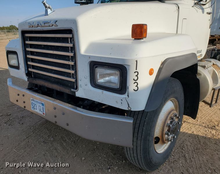 image for item DJ4750 1997 Mack RD688S  semi truck