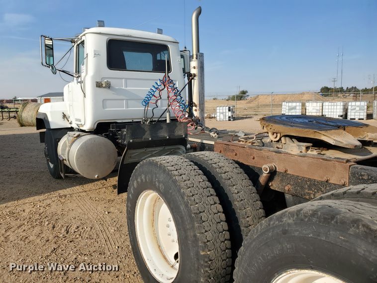 image for item DJ4750 1997 Mack RD688S  semi truck