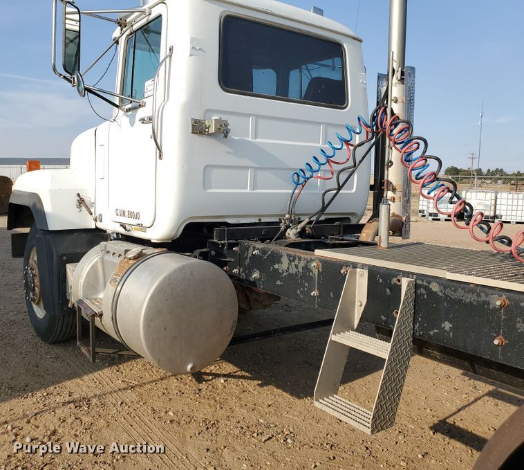 image for item DJ4750 1997 Mack RD688S  semi truck