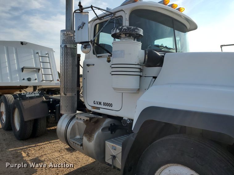 image for item DJ4750 1997 Mack RD688S  semi truck