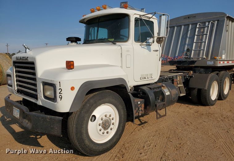 image for item DJ4752 1996 Mack RD688S  semi truck