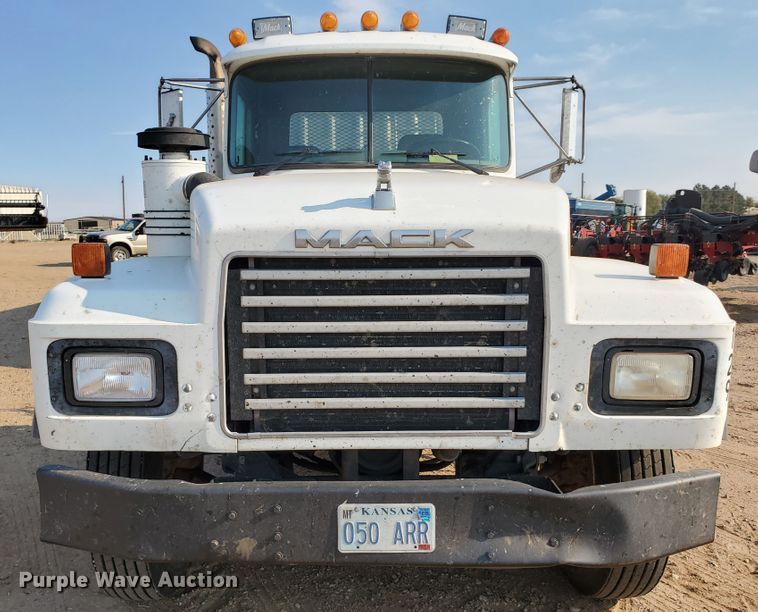 image for item DJ4752 1996 Mack RD688S  semi truck