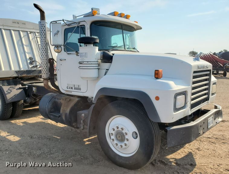 image for item DJ4752 1996 Mack RD688S  semi truck