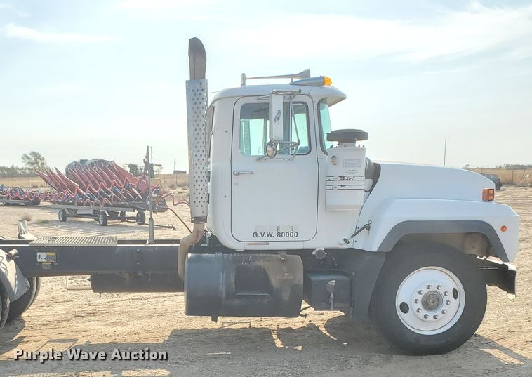 image for item DJ4752 1996 Mack RD688S  semi truck