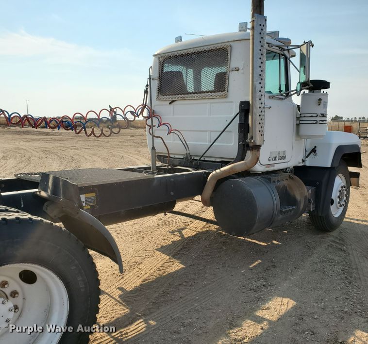 image for item DJ4752 1996 Mack RD688S  semi truck