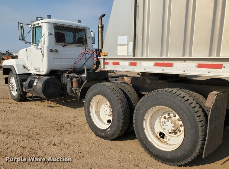 image for item DJ4752 1996 Mack RD688S  semi truck