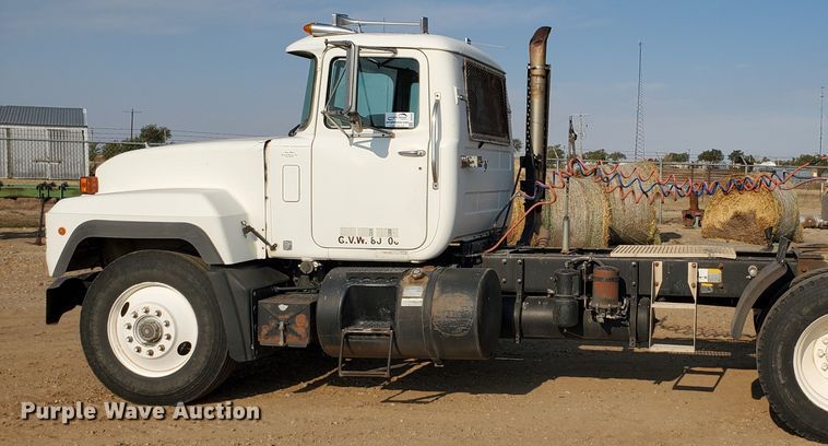 image for item DJ4752 1996 Mack RD688S  semi truck