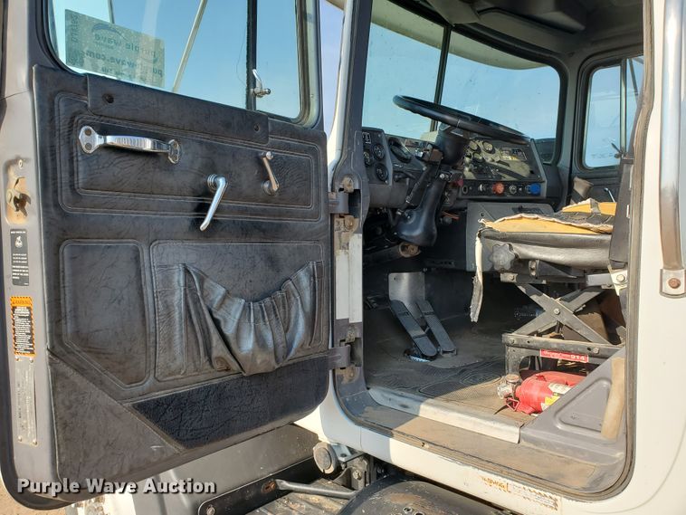 image for item DJ4752 1996 Mack RD688S  semi truck