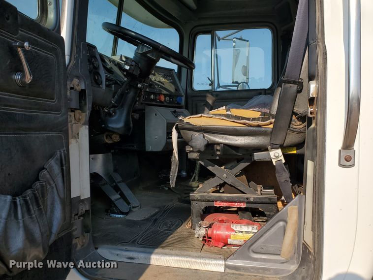 image for item DJ4752 1996 Mack RD688S  semi truck