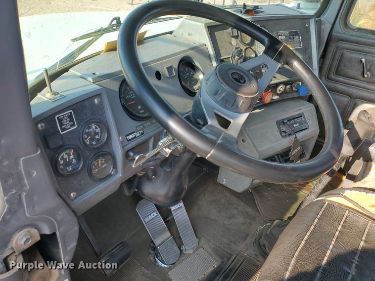 image for item DJ4752 1996 Mack RD688S  semi truck