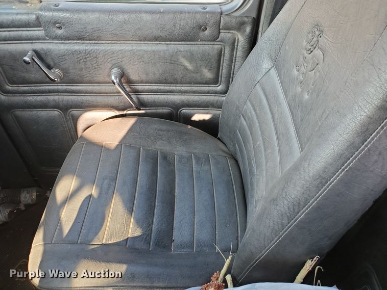 image for item DJ4752 1996 Mack RD688S  semi truck