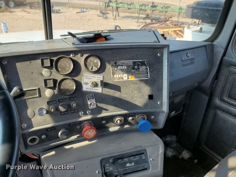 image for item DJ4752 1996 Mack RD688S  semi truck