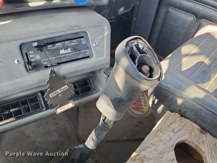 image for item DJ4752 1996 Mack RD688S  semi truck