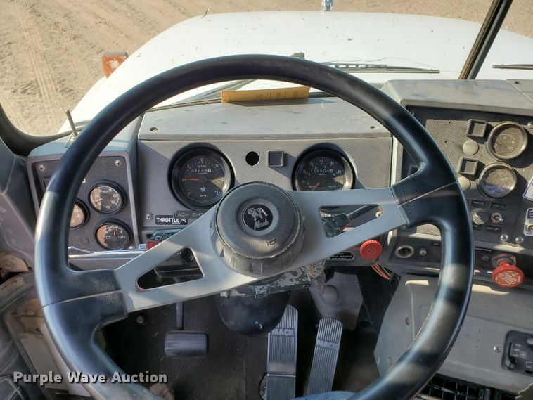 image for item DJ4752 1996 Mack RD688S  semi truck