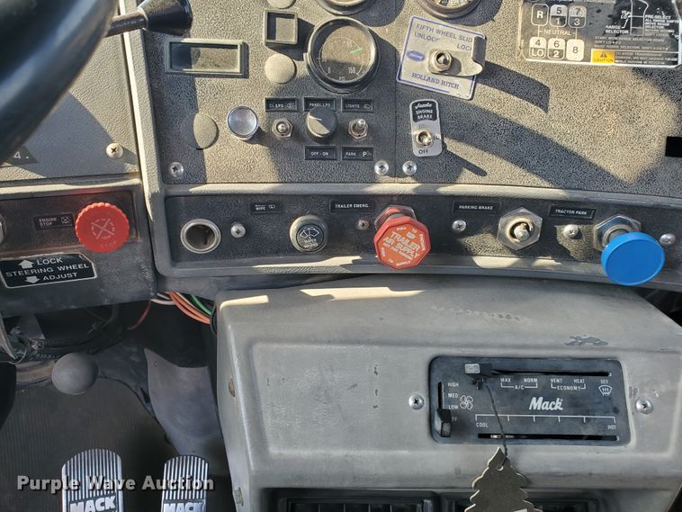 image for item DJ4752 1996 Mack RD688S  semi truck