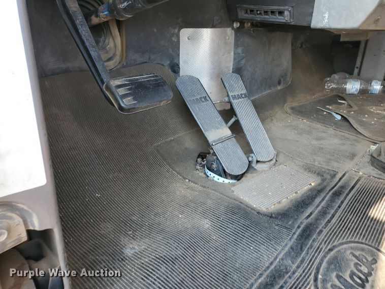 image for item DJ4752 1996 Mack RD688S  semi truck