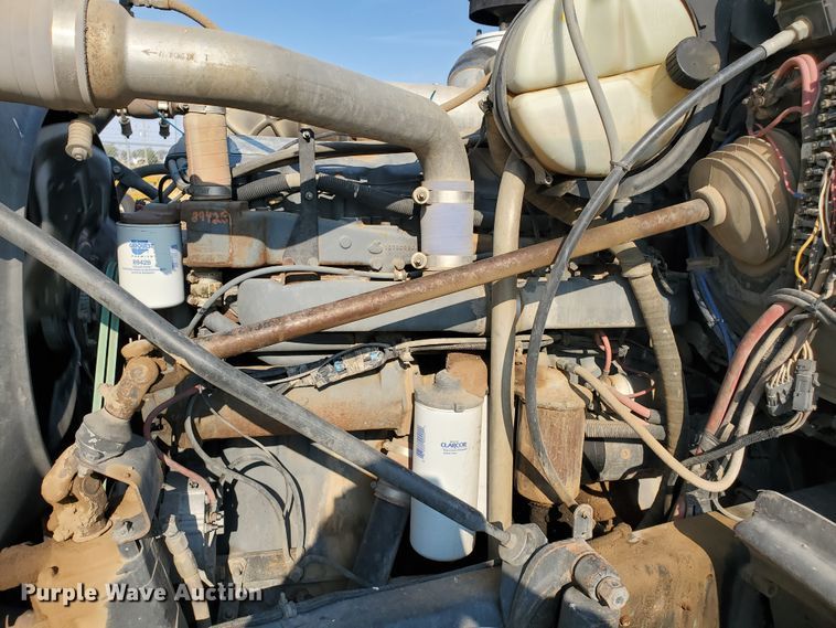 image for item DJ4752 1996 Mack RD688S  semi truck