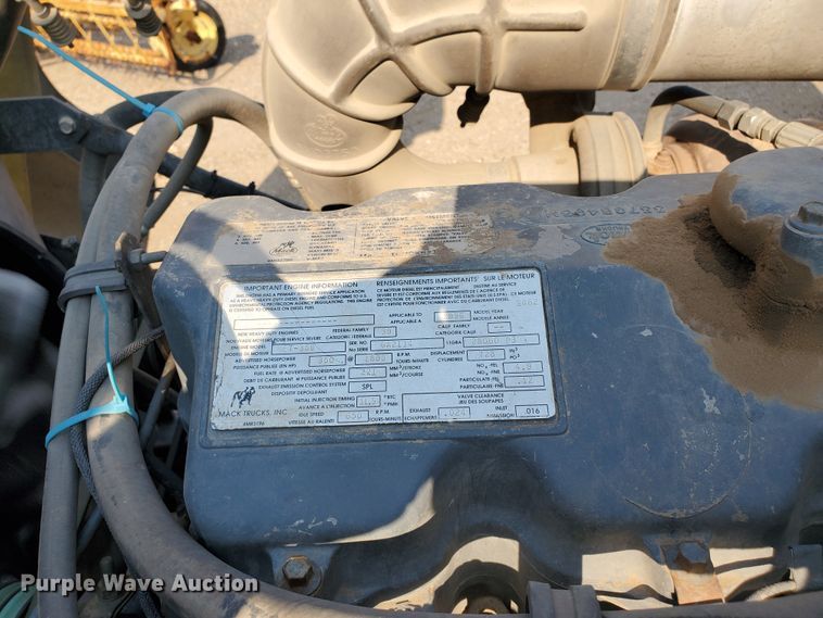 image for item DJ4752 1996 Mack RD688S  semi truck