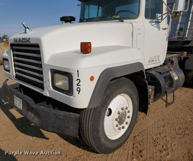 image for item DJ4752 1996 Mack RD688S  semi truck