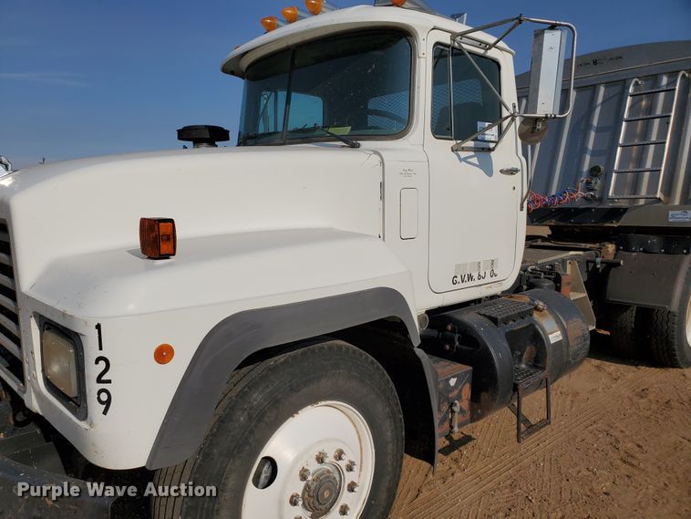 image for item DJ4752 1996 Mack RD688S  semi truck