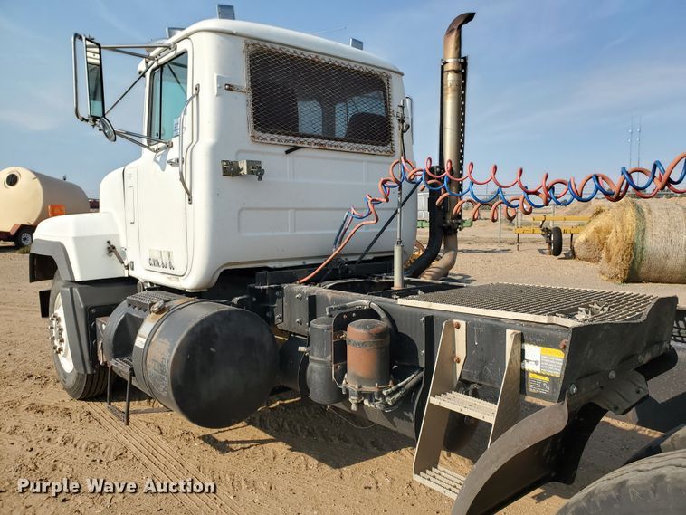 image for item DJ4752 1996 Mack RD688S  semi truck