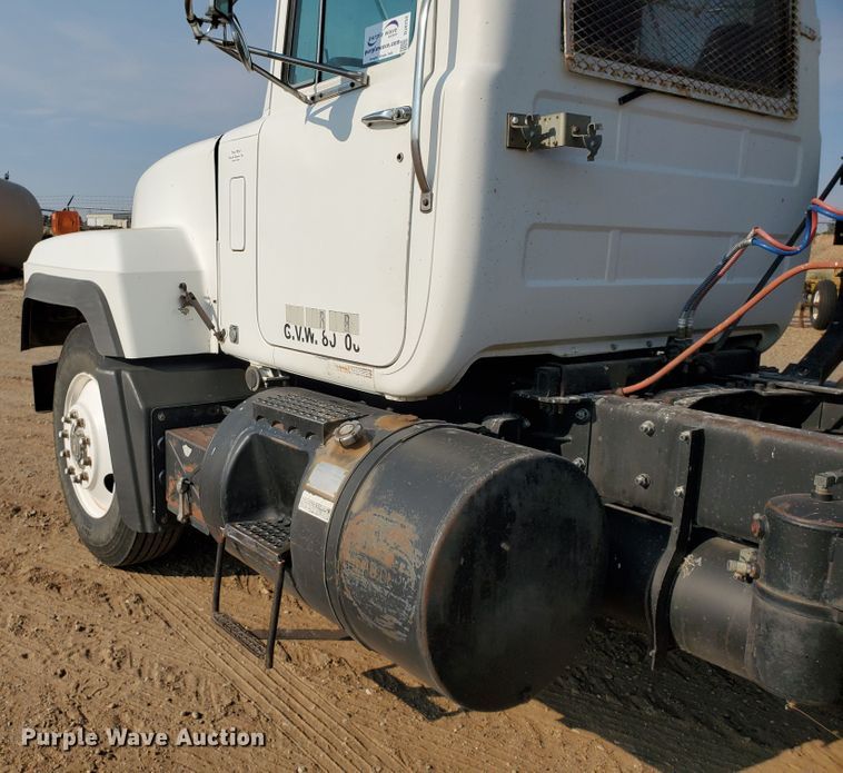 image for item DJ4752 1996 Mack RD688S  semi truck