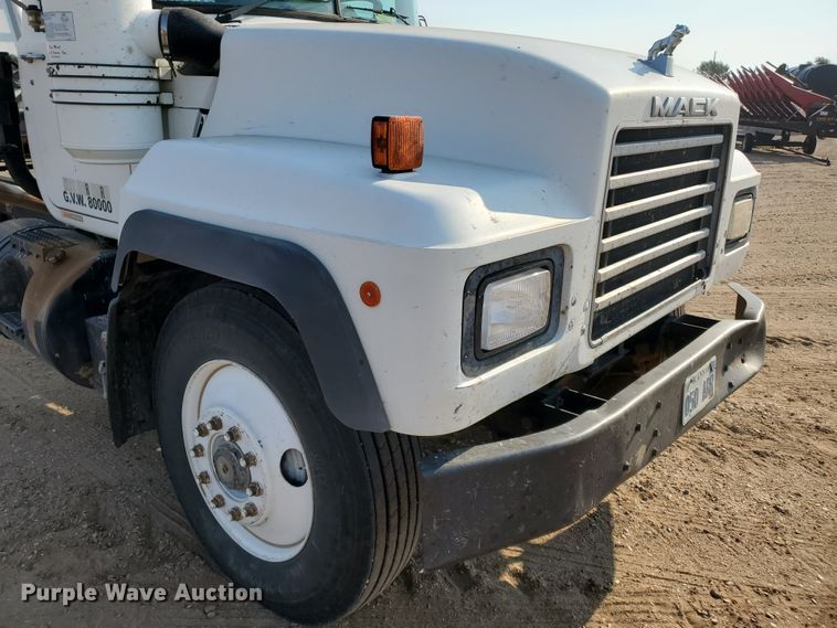 image for item DJ4752 1996 Mack RD688S  semi truck