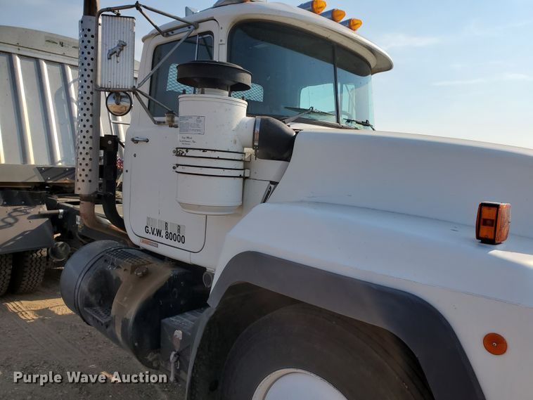 image for item DJ4752 1996 Mack RD688S  semi truck