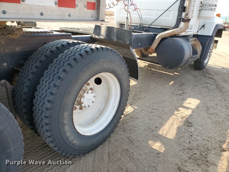 image for item DJ4752 1996 Mack RD688S  semi truck