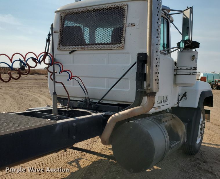 image for item DJ4752 1996 Mack RD688S  semi truck