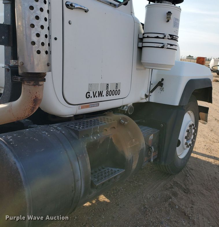 image for item DJ4752 1996 Mack RD688S  semi truck