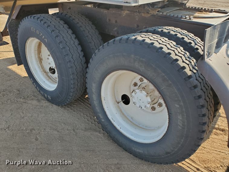 image for item DJ4752 1996 Mack RD688S  semi truck