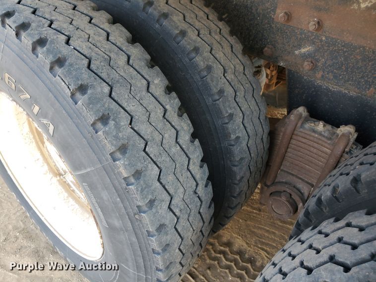 image for item DJ4752 1996 Mack RD688S  semi truck