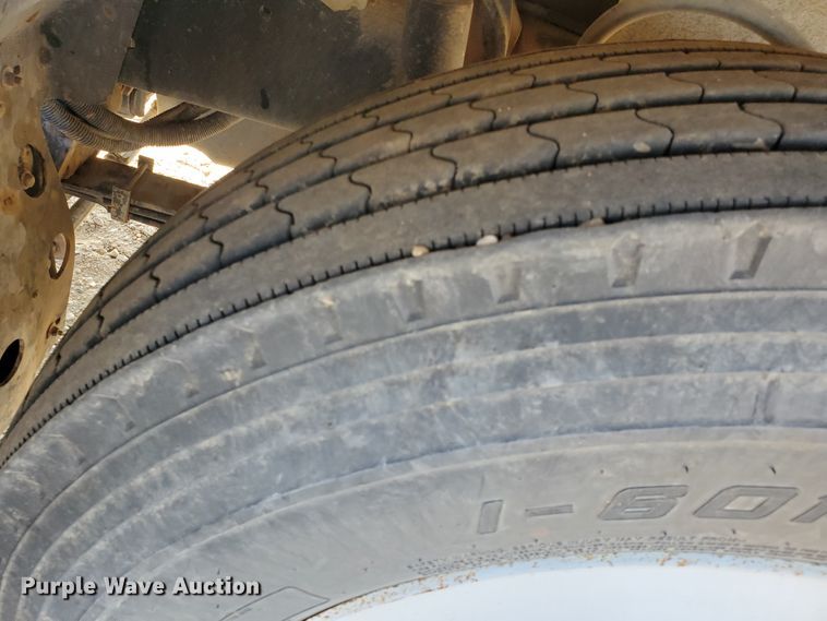 image for item DJ4752 1996 Mack RD688S  semi truck