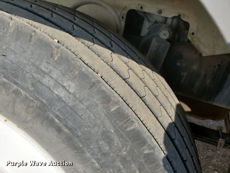 image for item DJ4752 1996 Mack RD688S  semi truck