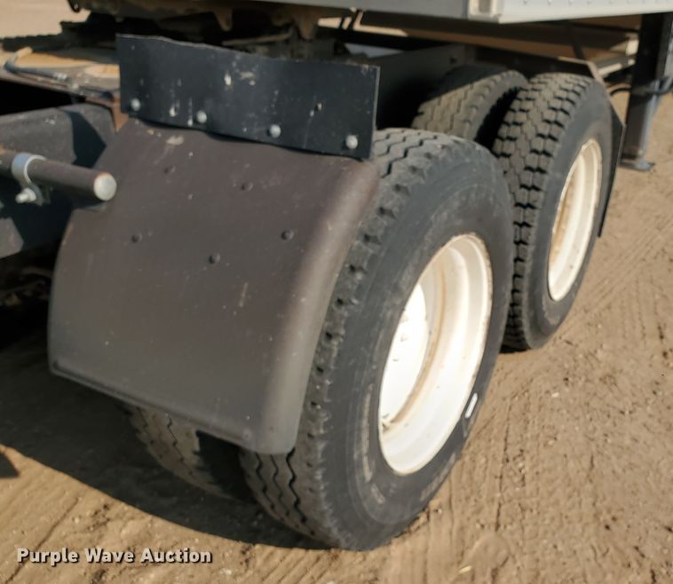 image for item DJ4752 1996 Mack RD688S  semi truck