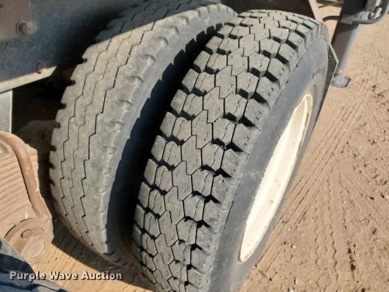 image for item DJ4752 1996 Mack RD688S  semi truck