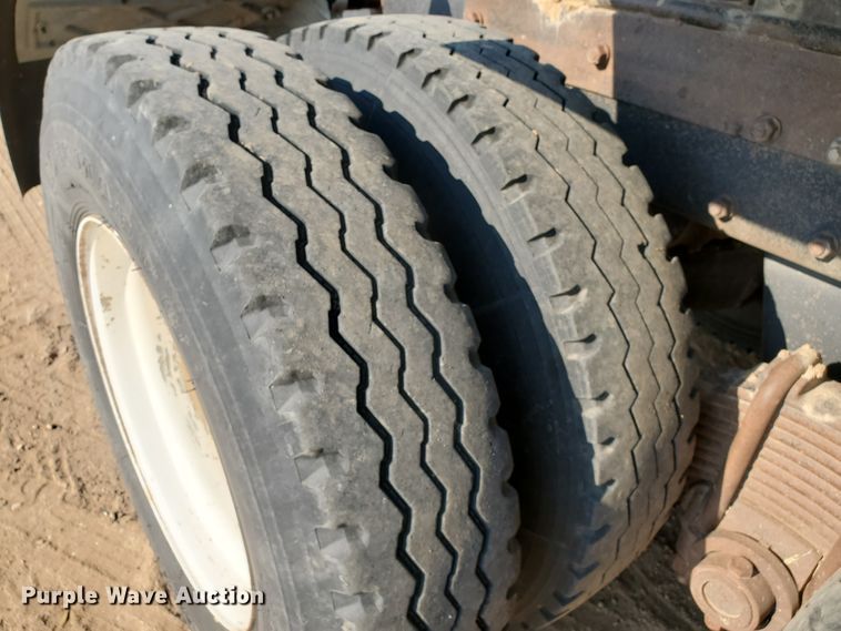 image for item DJ4752 1996 Mack RD688S  semi truck