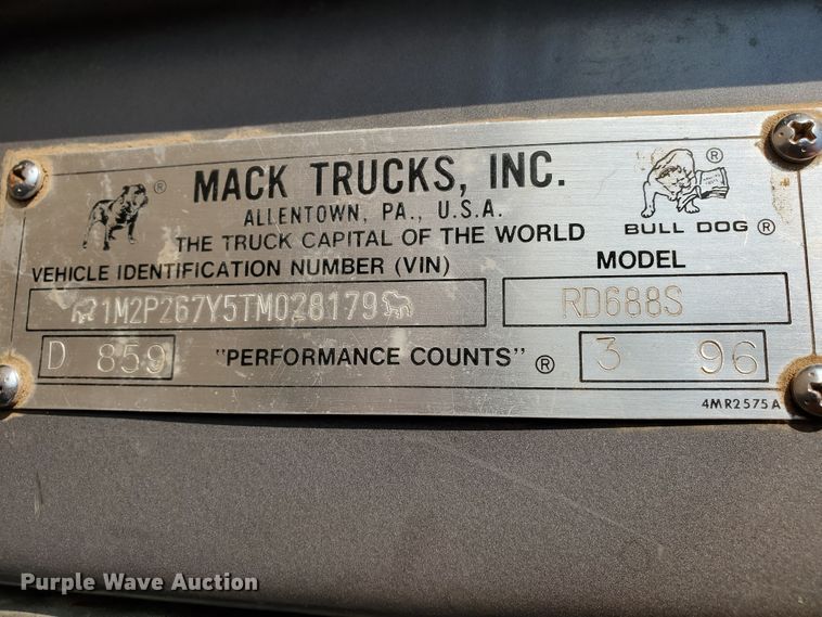 image for item DJ4752 1996 Mack RD688S  semi truck